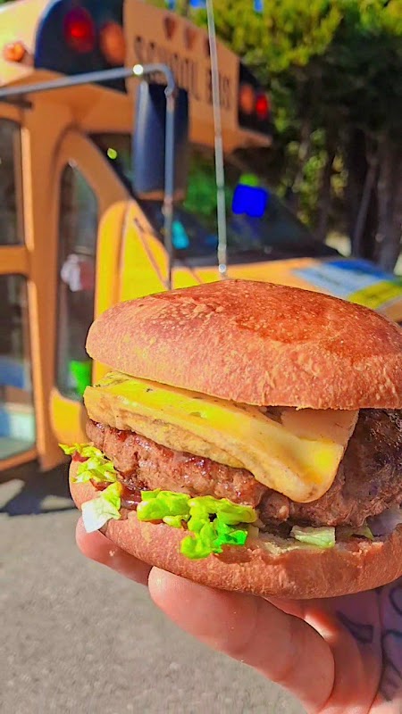 Le School Bus - Food Truck : Poutine & Burger — food truck Burgers à Saint-Marc-Jaumegarde